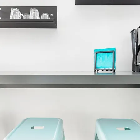 Nat's Place An Exquisite Next To Metro *